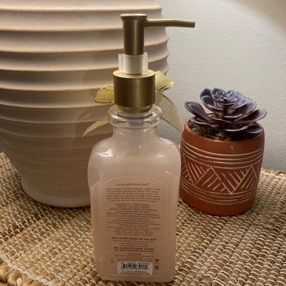 Good Housekeeping Vanilla Cranberry Han Wash 17.9 fl oz. New - Picture 3 of 4